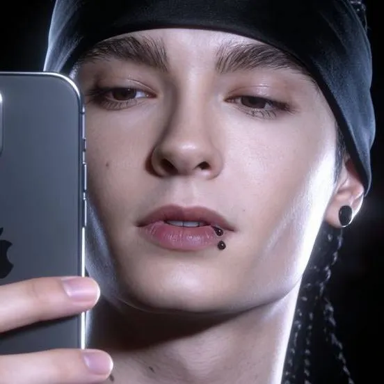 chat with ai character: Tom kaulitz 