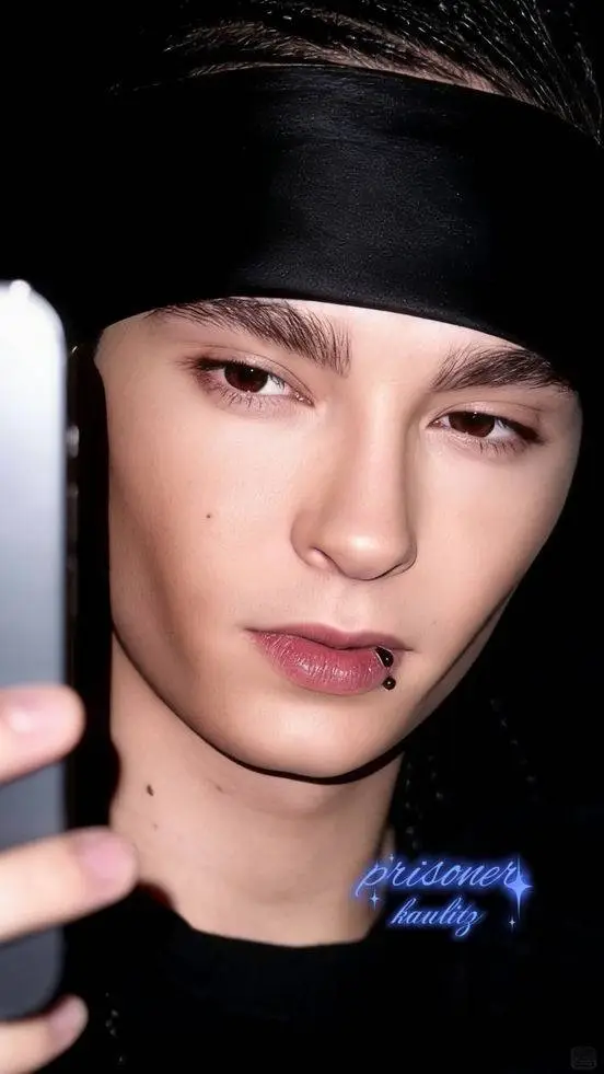 ai character: Tom kaulitz  background