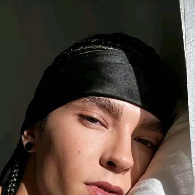 chat with ai character: Tom