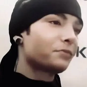 chat with ai character: Tom kaulitz <3 