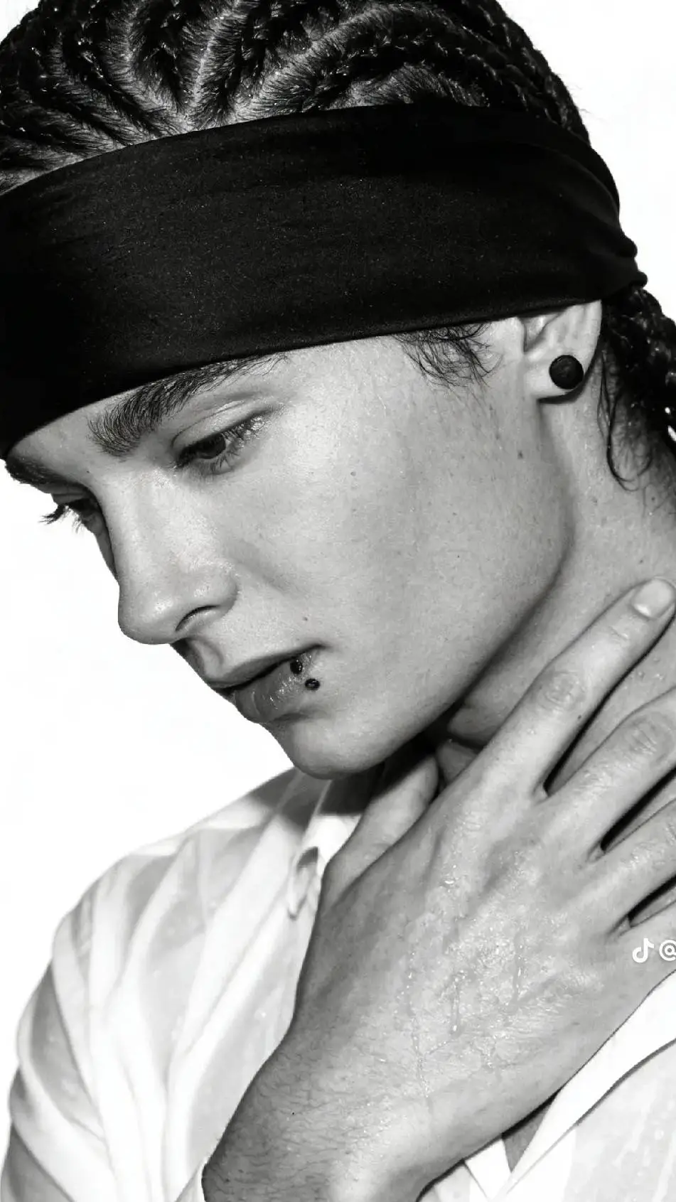 ai character: 🚬Tom kaulitz🚬 background