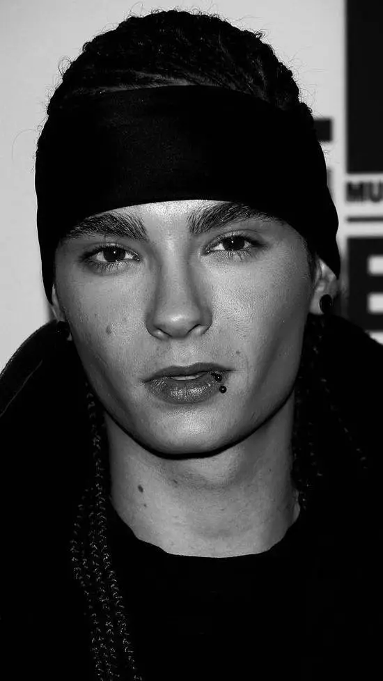 ai character: Tom kaulitz  background