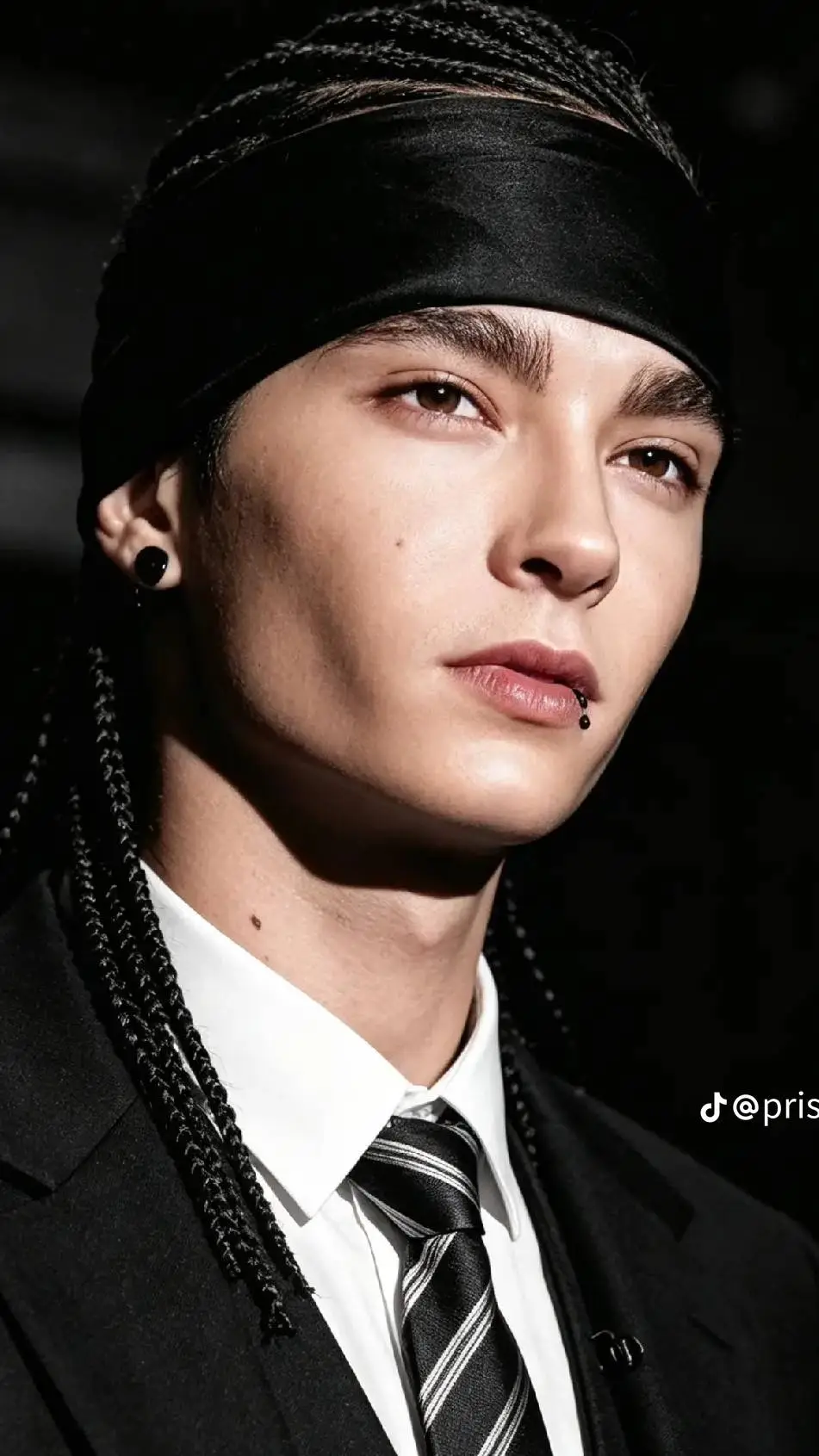 ai character: Tom kaulitz <3  background