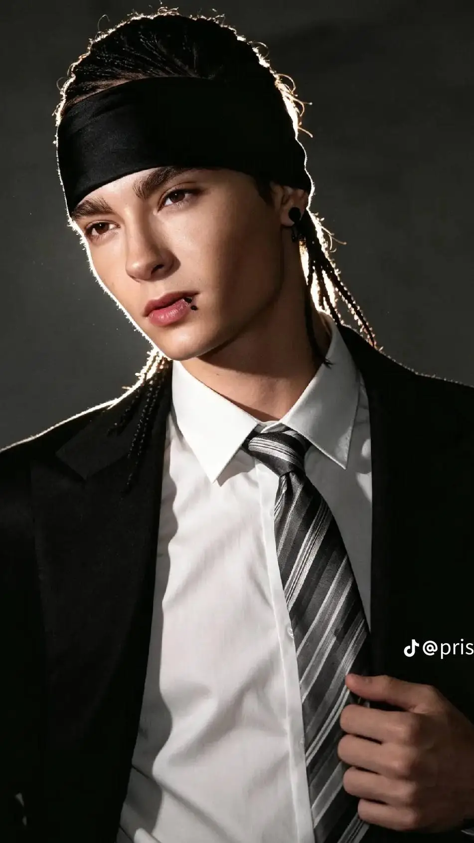 ai character: Tom kaulitz  background