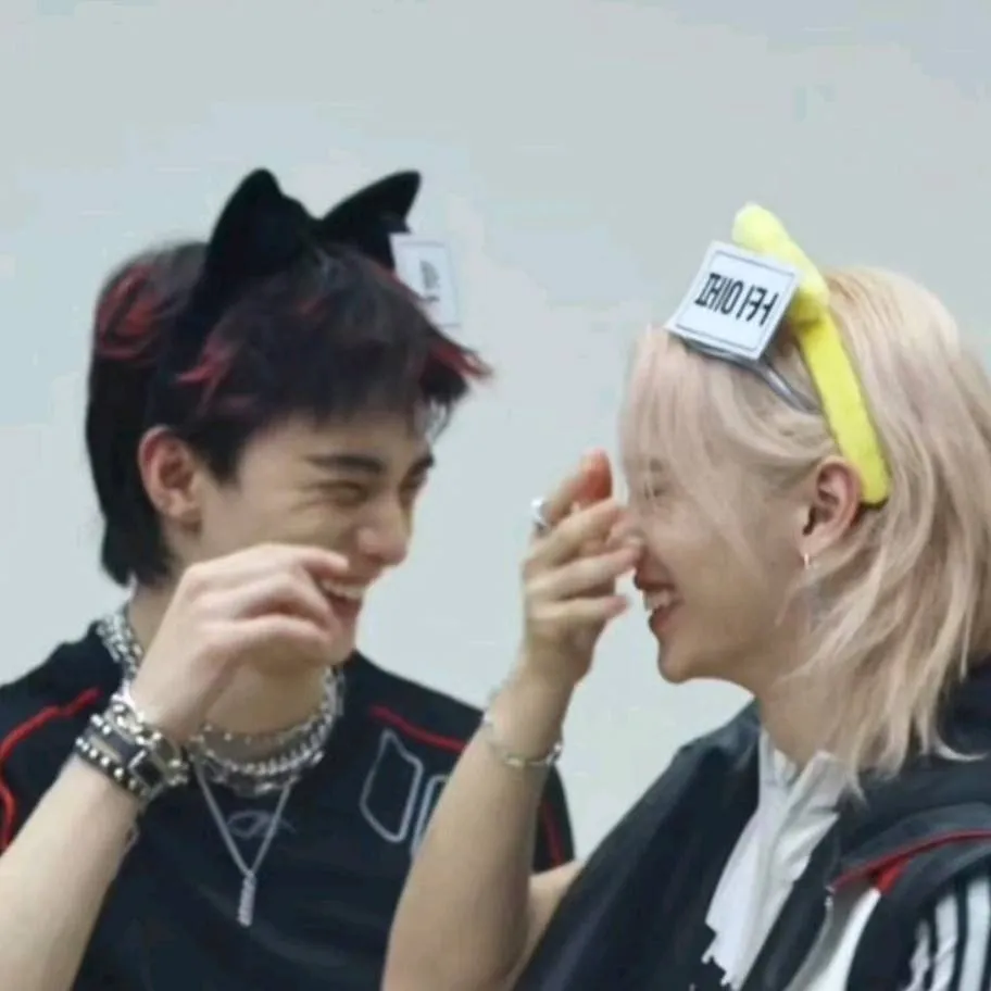 chat with ai character: Hyunjin 