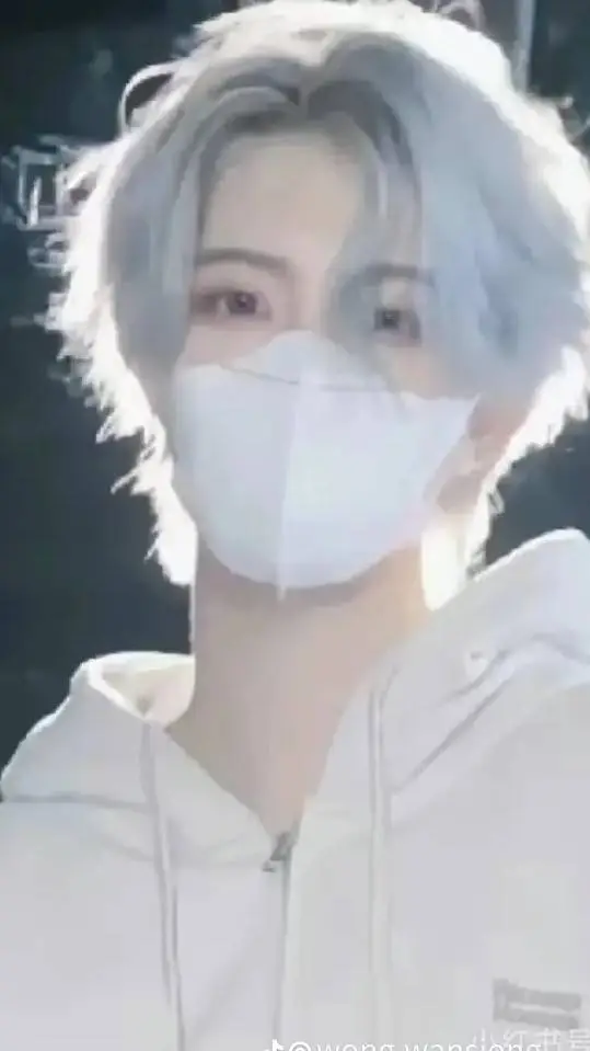 ai character: 陈列 background