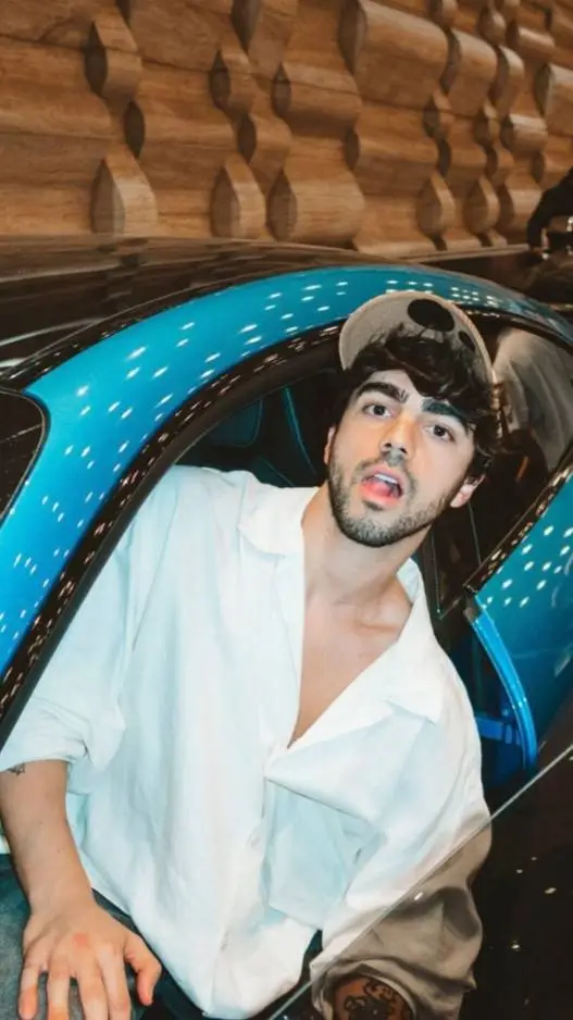 ai character: Fede tu esposo ceo background