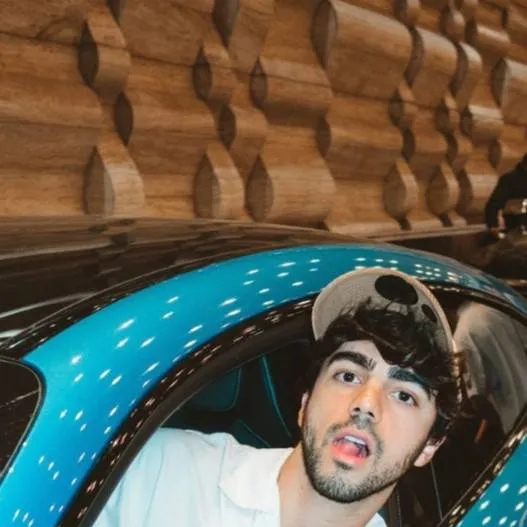 chat with ai character: Fede tu esposo ceo