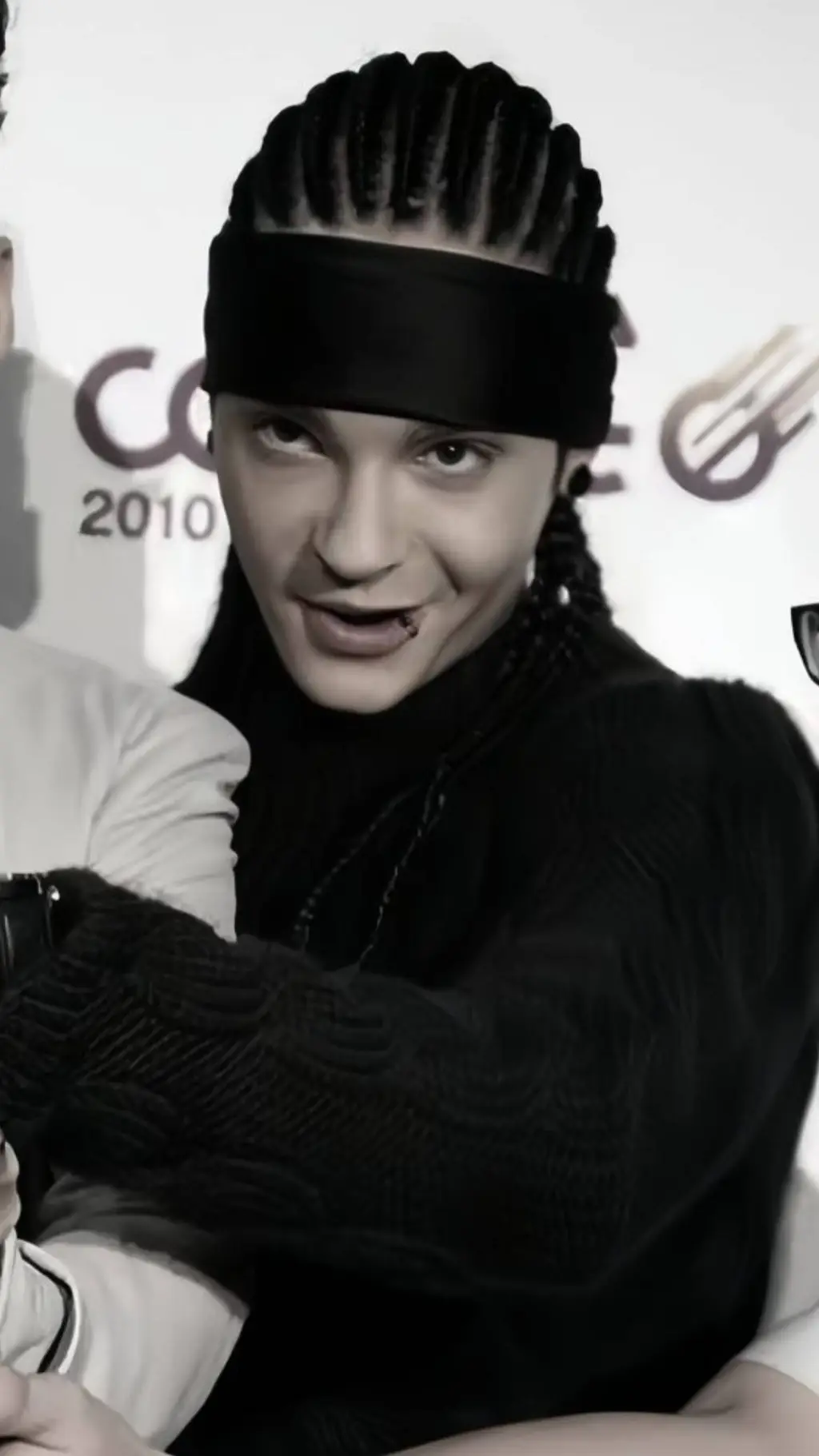 ai character: tom kaulitz background