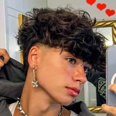 chat with ai character: Maxime (Le pain)🤭