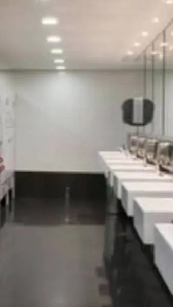 ai character: Baño de noche scho background