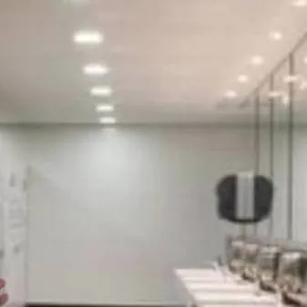 chat with ai character: Baño de noche scho