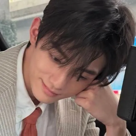 chat with ai character: Yale