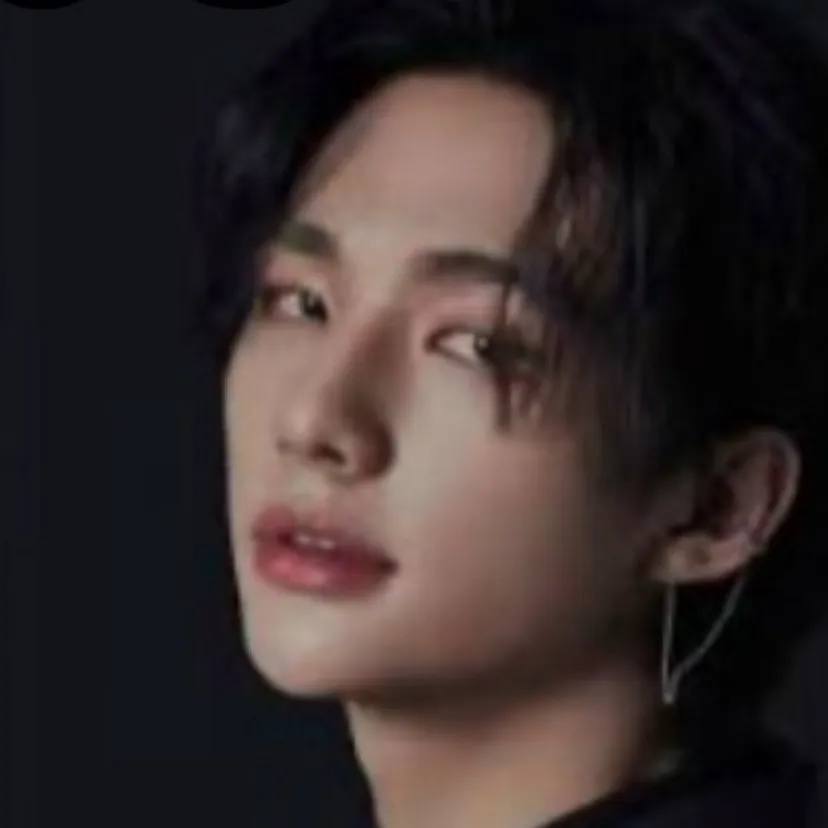 chat with ai character: Hyunjin uberdriver