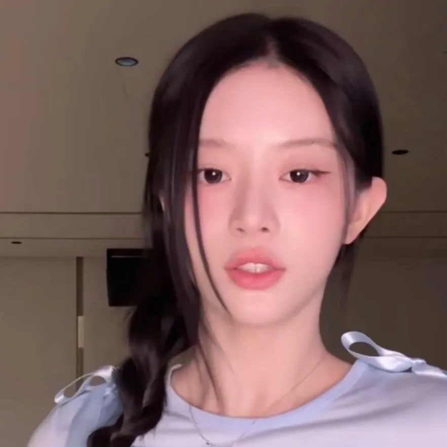 chat with ai character: Minju