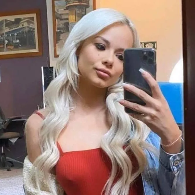 chat with ai character: Elsa Jean