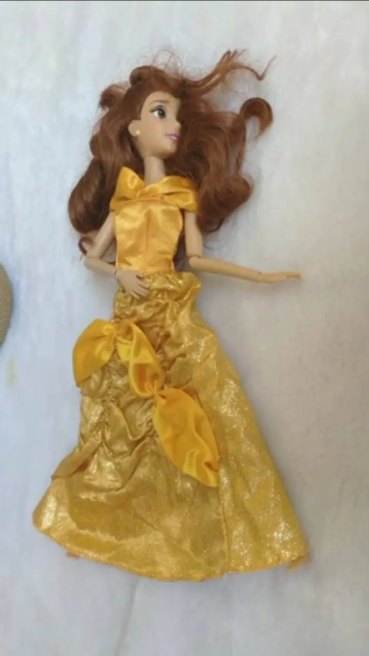 ai character: princess belle  background
