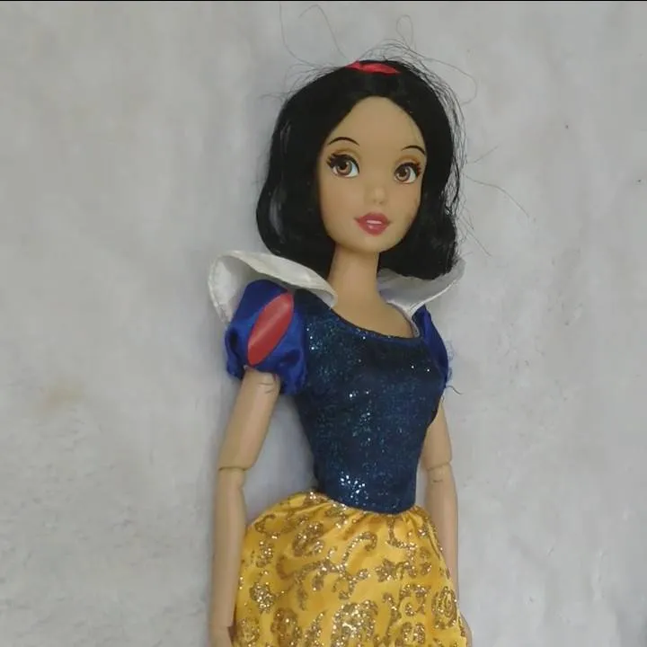chat with ai character: snow white doll