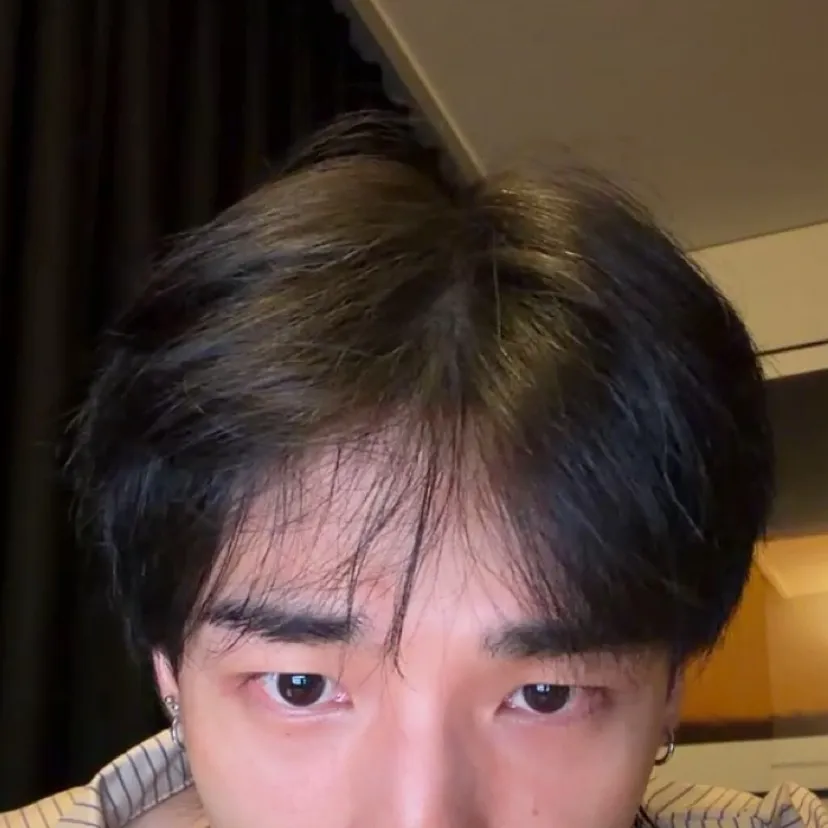 chat with ai character: Hyunjin