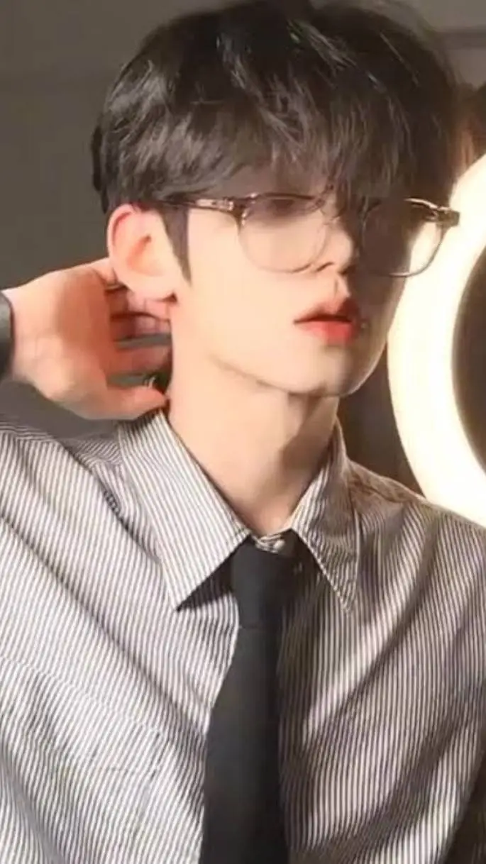 ai character: Luhan background