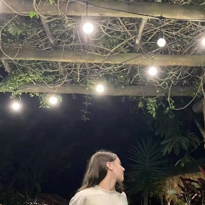 chat with ai character: Tessa