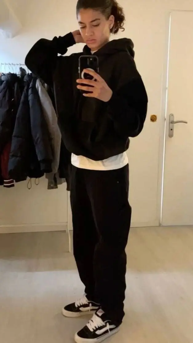 ai character: Haley  background