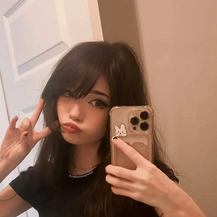 chat with ai character: Mia