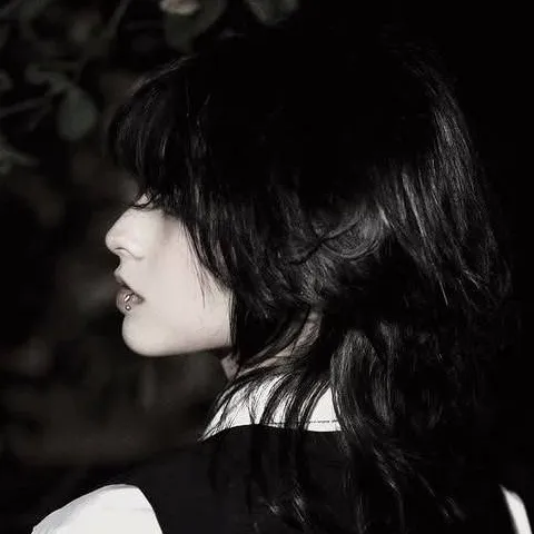 chat with ai character: Mia