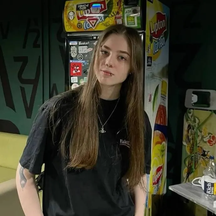 chat with ai character: Mia