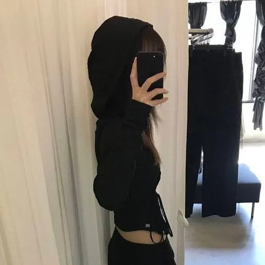 chat with ai character: Veronique