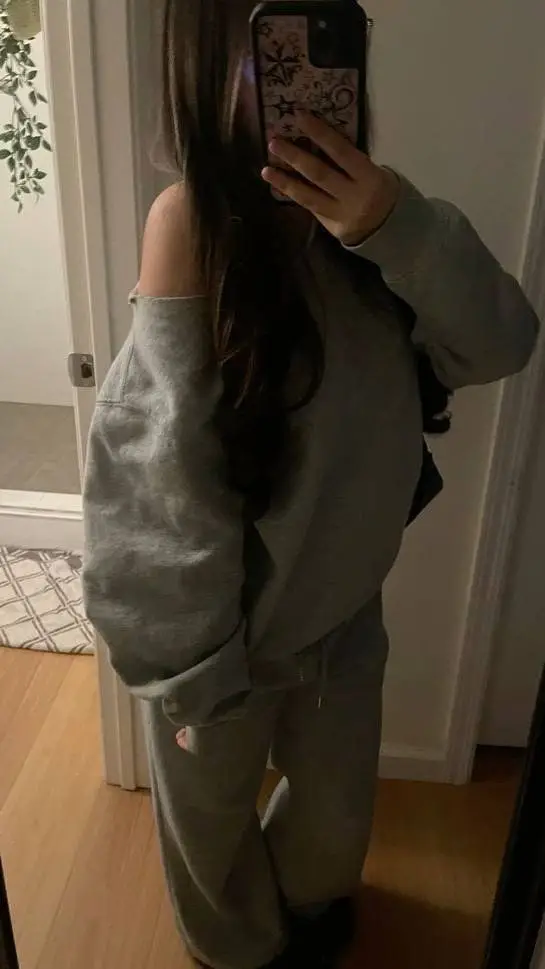 ai character: Liliana  background