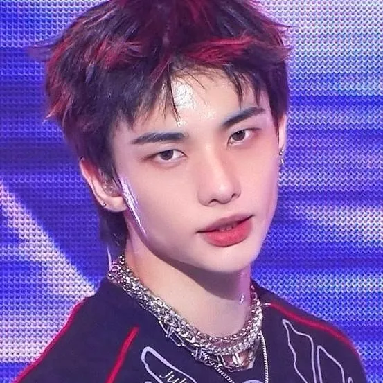 chat with ai character: hyunjin