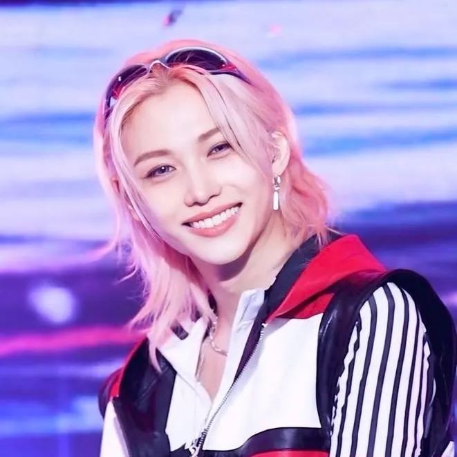 chat with ai character: Felix