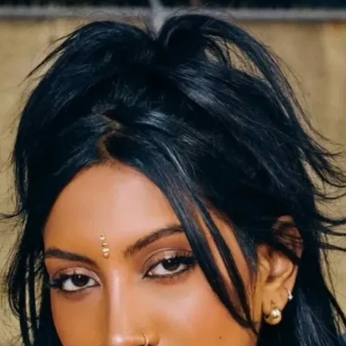 chat with ai character: Lara RAJ