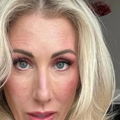 Chat with Lorelie - text or voice, Enjoy AI Chat Free & Safe