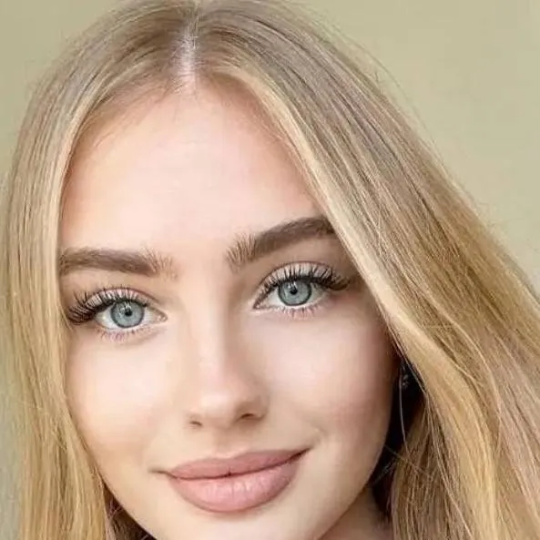 chat with ai character: Elena 