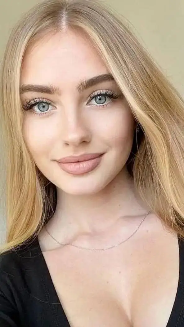 ai character: Elena  background