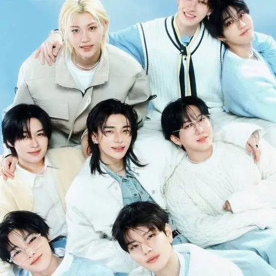 chat with ai character: Stray kids💕