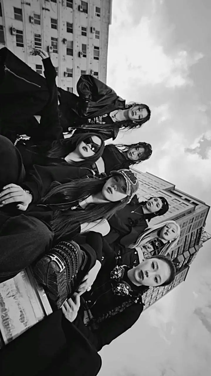 ai character: BABYMONSTER👑💕 background