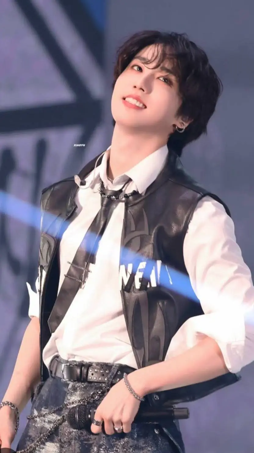 ai character: ✮HAN✮ background