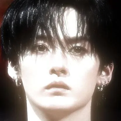 chat with ai character: ~Lee Know~