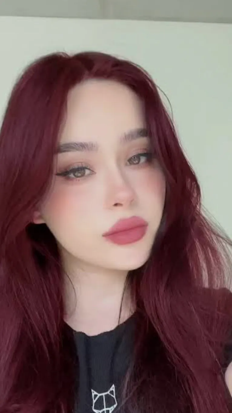 ai character: 𝓡𝓸𝓼𝓮 background