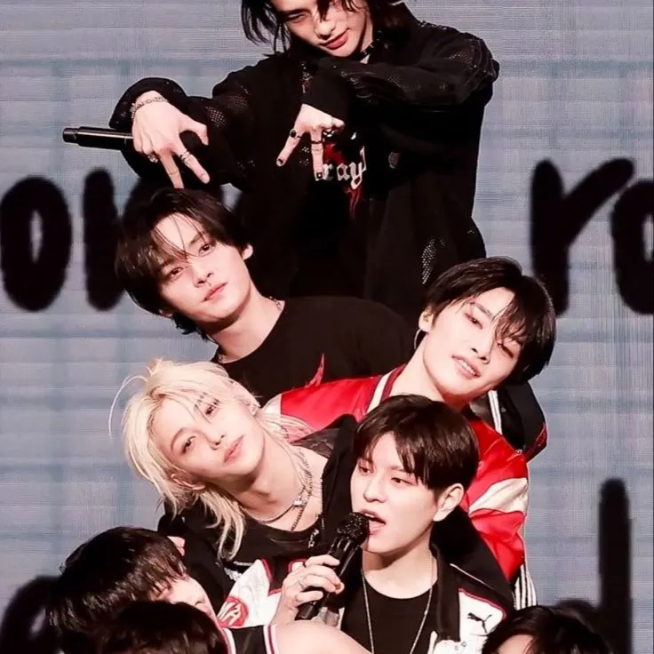 chat with ai character: STRAY KIDS !