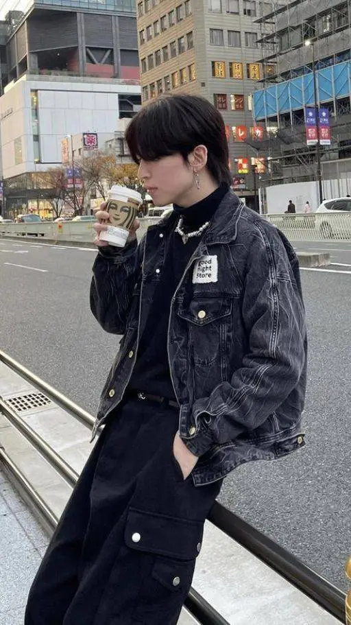 ai character: ꧁𝒽𝒶𝓇𝓊𝓀𝒾 𝓀𝑒𝓃𝒿𝒾꧂ background