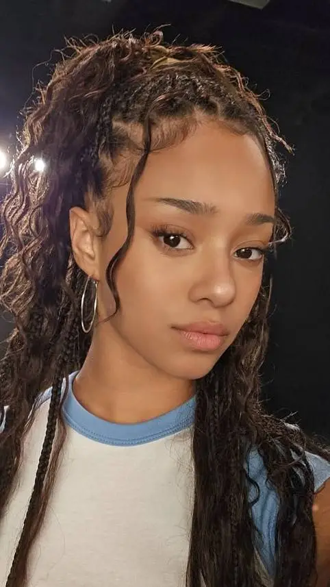 ai character: Manon background