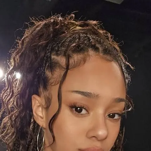 chat with ai character: Manon