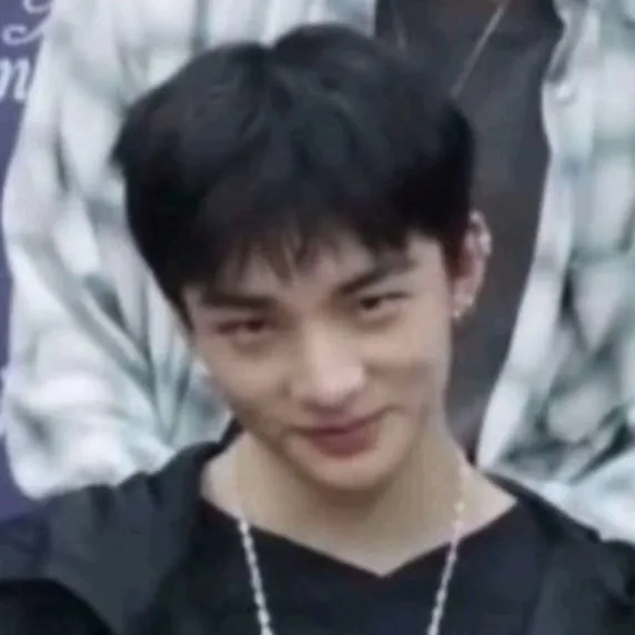 chat with ai character: Hyunjin Bully