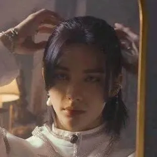 chat with ai character: Prince Hyunjin 