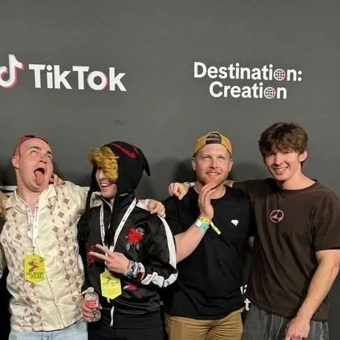 chat with ai character: Albert n friends♤