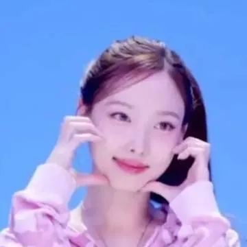 chat with ai character: nayeon de twice 